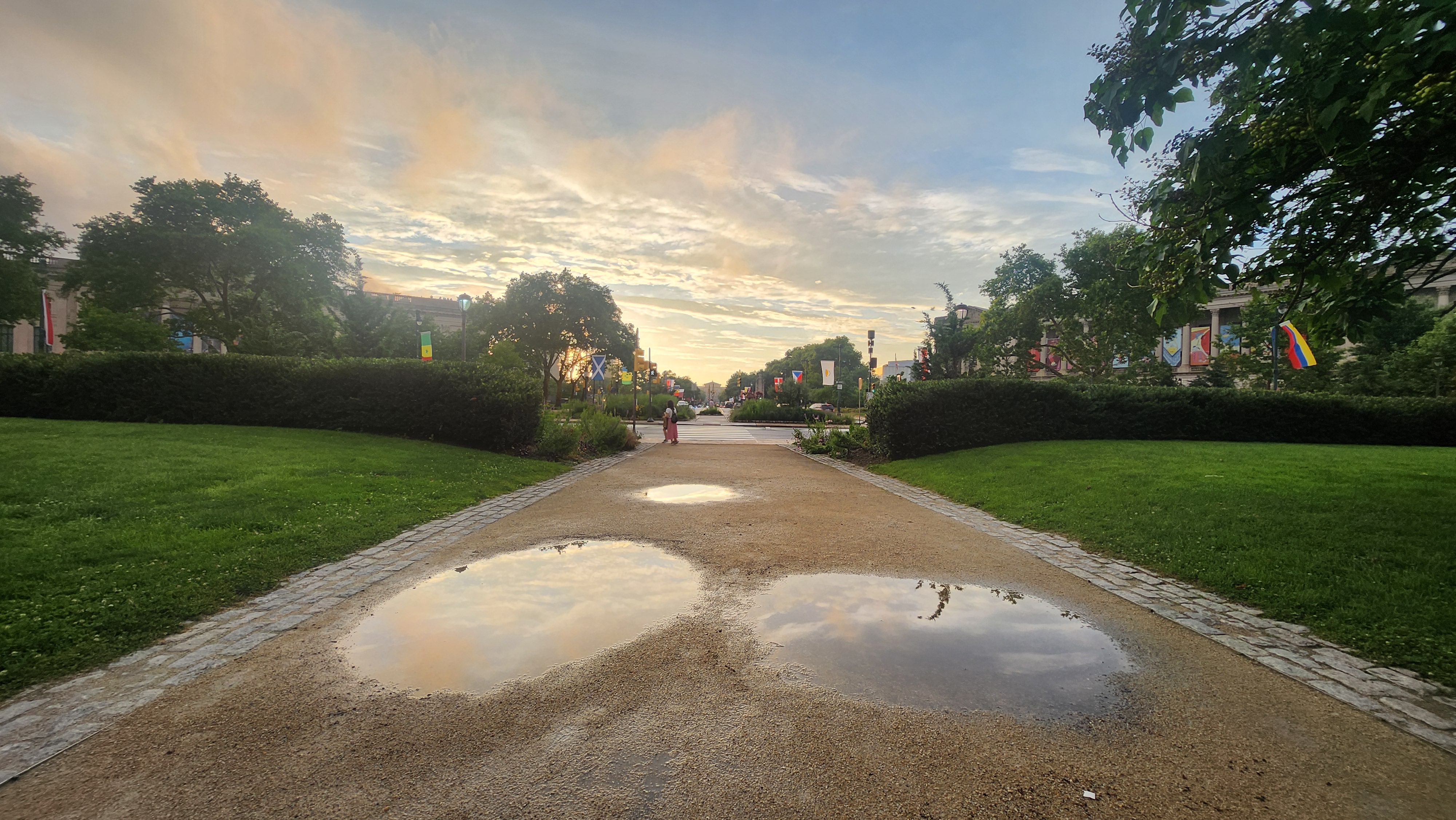 looking towards art museum from parkway fountain